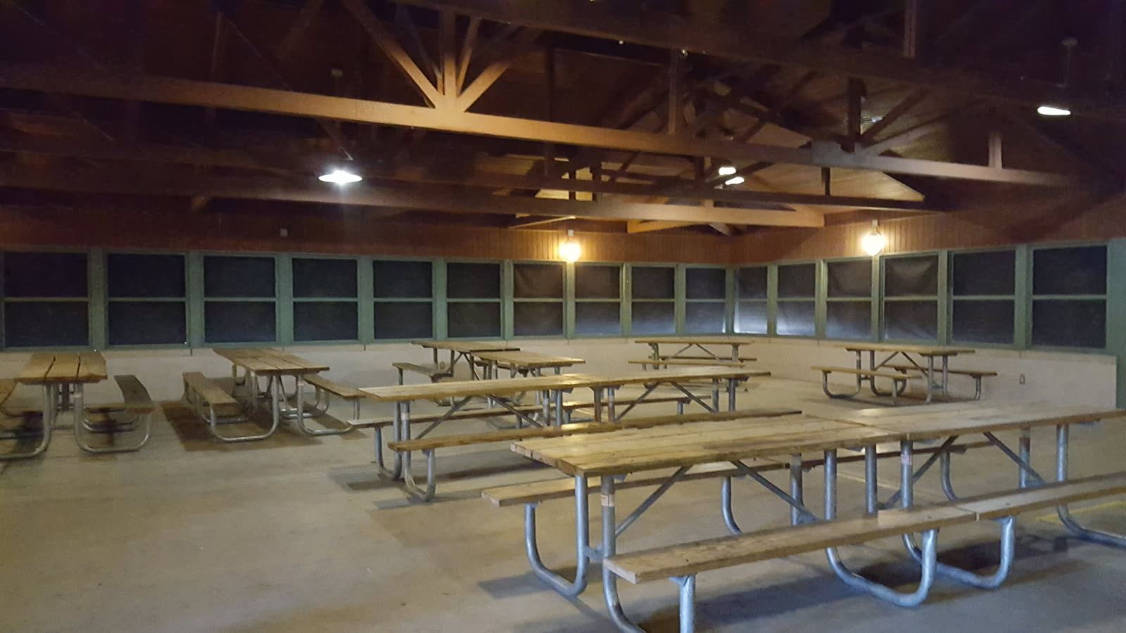 LE pavillion Indoor tables